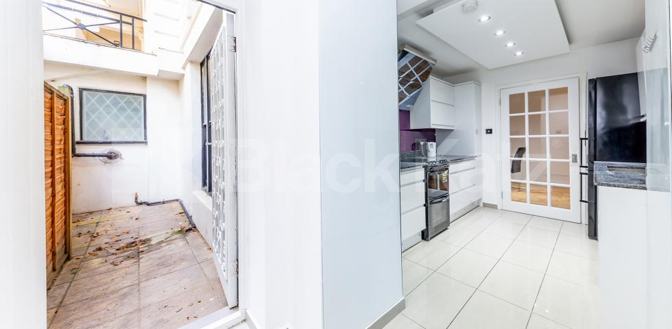 			STUNNING TWO BED!, 2 Bedroom, 1 bath, 1 reception Flat			 Queens Gardens, LANCASTER GATE